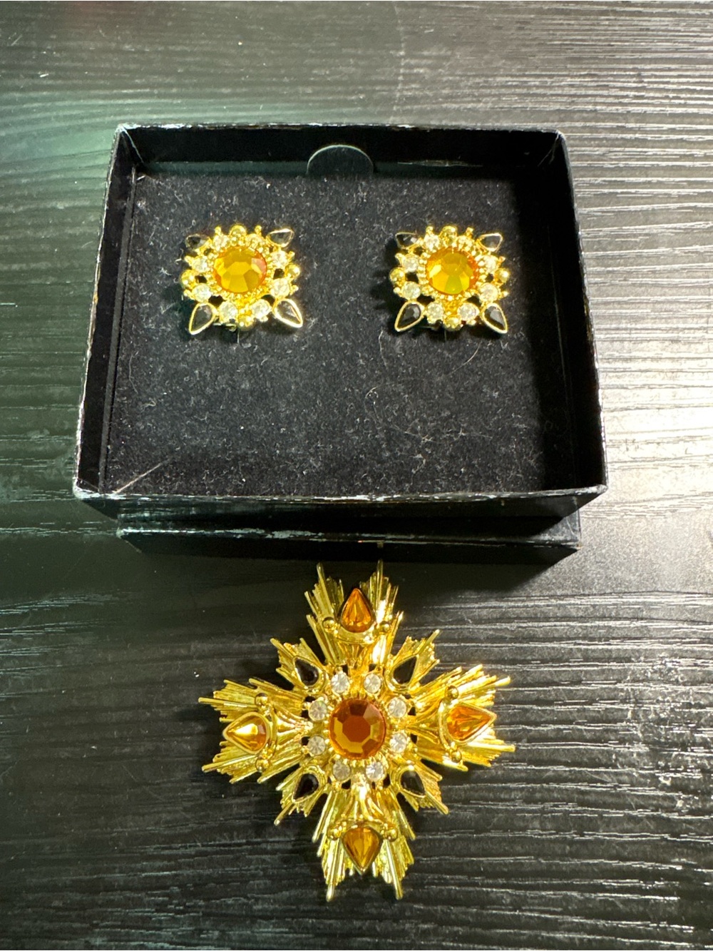 Vtg Joan Rivers Gold-Tone Maltese Starburst Brooch and clip on Earring Set